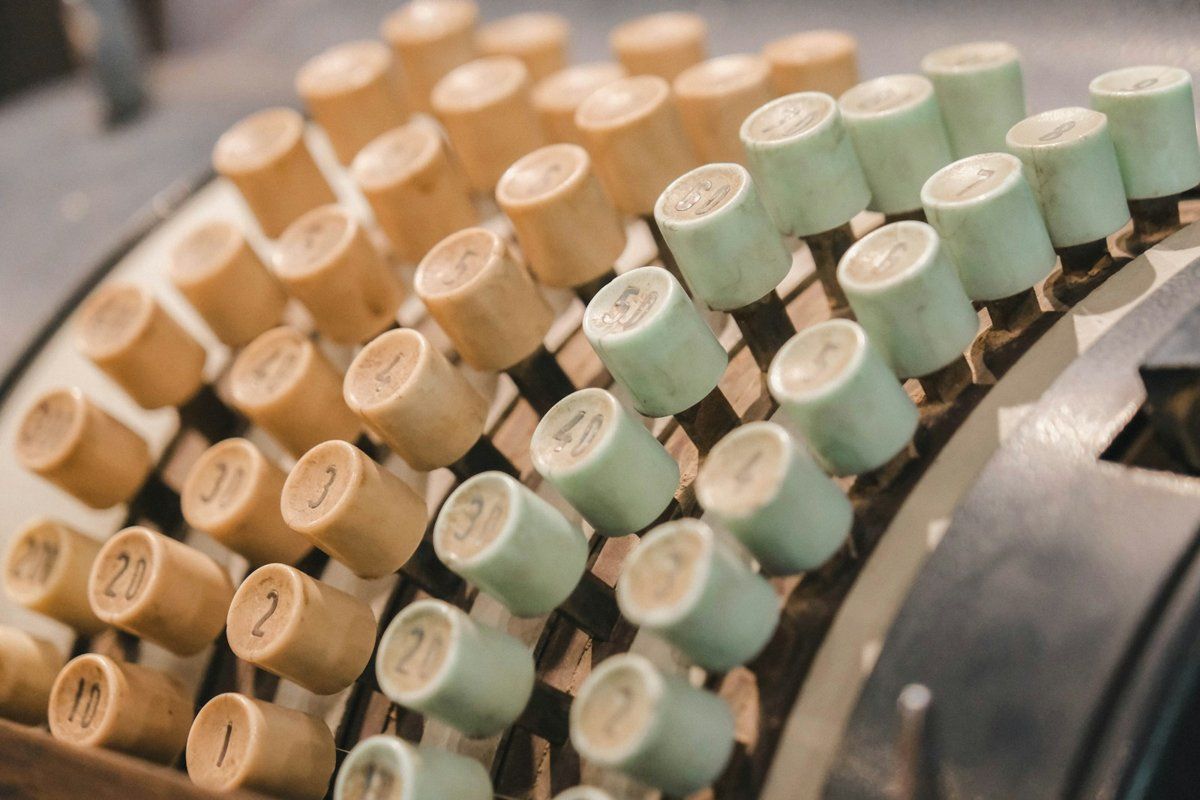 Touches rondes d'une ancienne machine à écrire, en gros plan